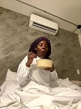 Snapshot of choclatepeaach chatting on 12.02.25 choclatepeaach online show from 12.02.25