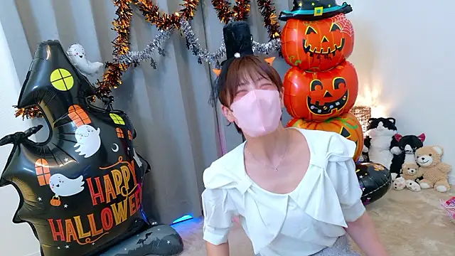 Risa 06 online show from 10.31.25