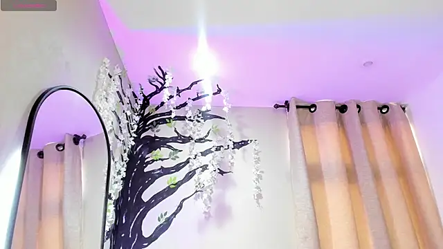 Snapshot of ebbafernandez_ chatting on 11.17.25 ebbafernandez online show from 11.17.25