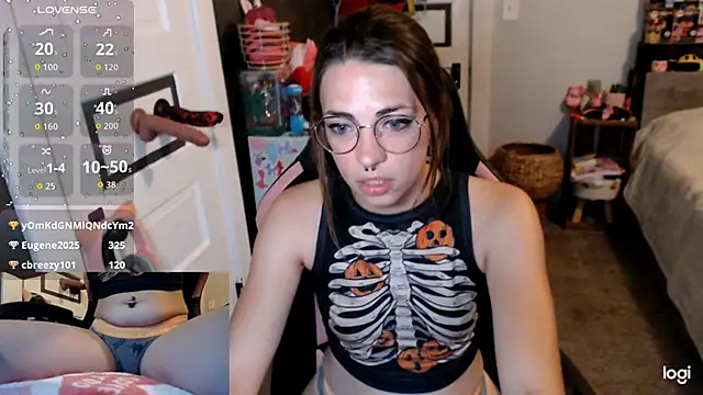 Snapshot of KSwonderland6 chatting on 10.31.25 KSwonderland6 online show from 10.31.25