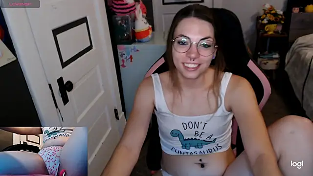 Snapshot of KSwonderland6 chatting on 12.15.25 KSwonderland6 online show from 12.15.25