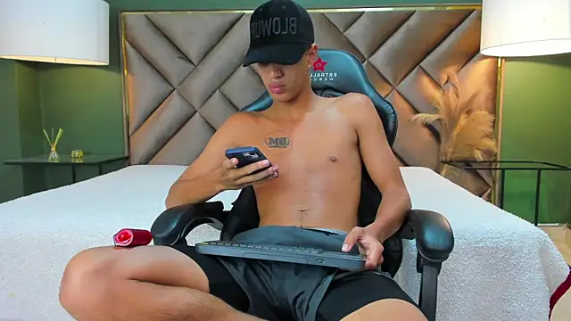 Snapshot of Tyler_Rodriguez chatting on 09.30.25 Tyler Rodriguez online show from 09.30.25