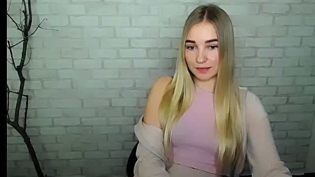 Snapshot of Queen_ofLove chatting on 12.31.24 Queen ofLove online show from 12.31.24