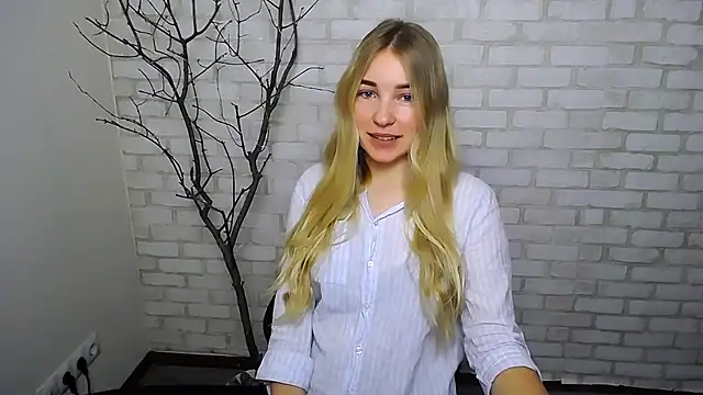 Snapshot of Queen_ofLove chatting on 01.04.25 Queen ofLove online show from 01.04.25