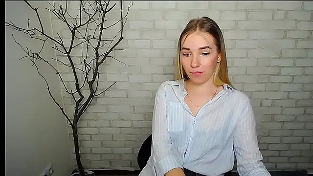 Snapshot of Queen_ofLove chatting on 02.26.25 Queen ofLove online show from 02.26.25