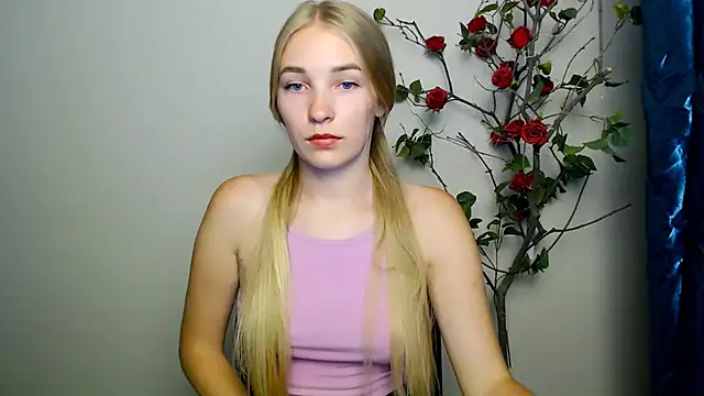 Snapshot of Queen_ofLove chatting on 09.23.25 Queen ofLove online show from 09.23.25