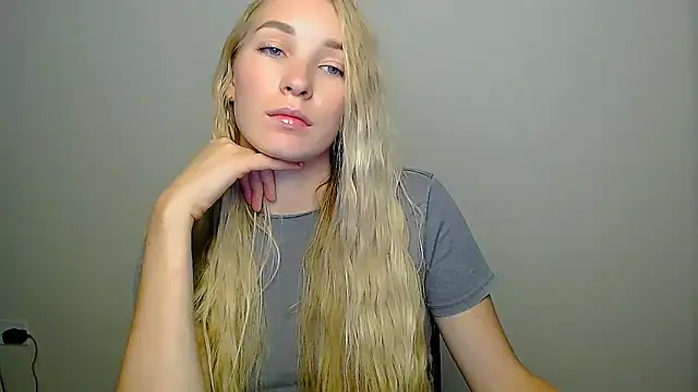 Snapshot of Queen_ofLove chatting on 10.07.25 Queen ofLove online show from 10.07.25