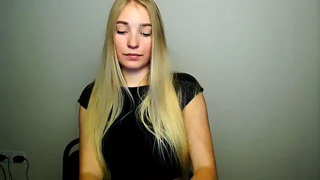 Snapshot of Queen_ofLove chatting on 10.13.25 Queen ofLove online show from 10.13.25