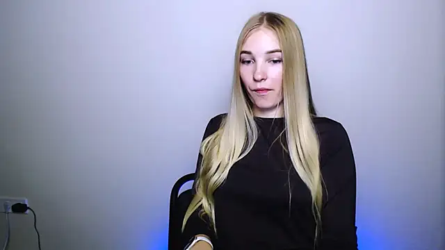 Snapshot of Queen_ofLove chatting on 11.06.25 Queen ofLove online show from 11.06.25