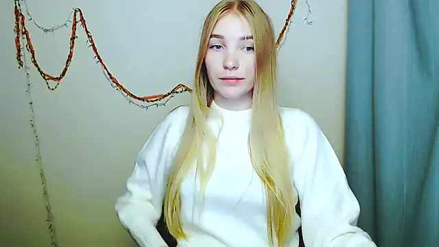 Snapshot of Queen_ofLove chatting on 12.18.25 Queen ofLove online show from 12.18.25