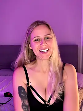 lunawolf21 online show from 10.24.25