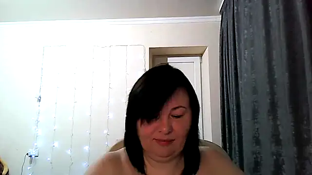 Snapshot of EmiliaLooo chatting on 02.27.26 EmiliaLooo online show from 02.27.26