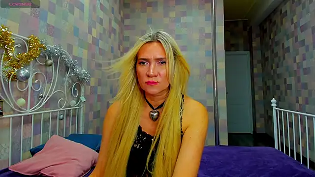 Luna  Lewis online show from 01.08.25