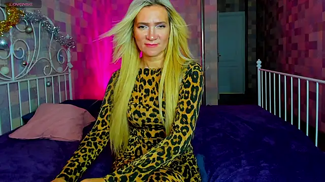 Luna  Lewis online show from 01.08.25