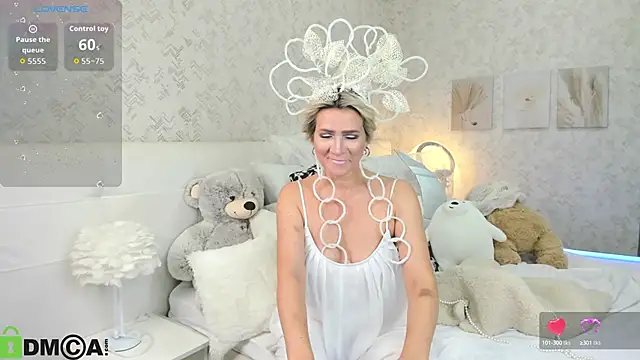 Luna  Lewis online show from 10.13.25