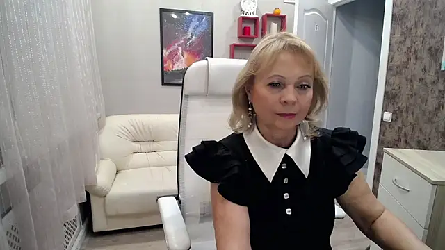 Milla Cutie18 online show from 10.30.25