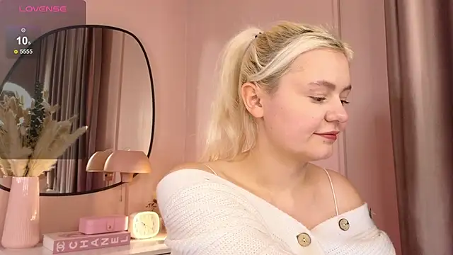 Snapshot of Maybe_Baby_ chatting on 12.07.24 Maybe Baby online show from 12.07.24