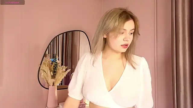 Snapshot of Maybe_Baby_ chatting on 12.08.24 Maybe Baby online show from 12.08.24