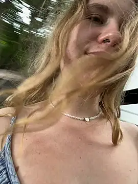 Snapshot of fluffy_bunnyxxx chatting on 12.23.24 fluffy bunnyxxx online show from 12.23.24