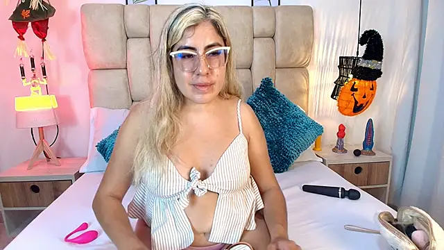 Snapshot of AdharaSmithh chatting on 10.24.25 AdharaSmithh online show from 10.24.25