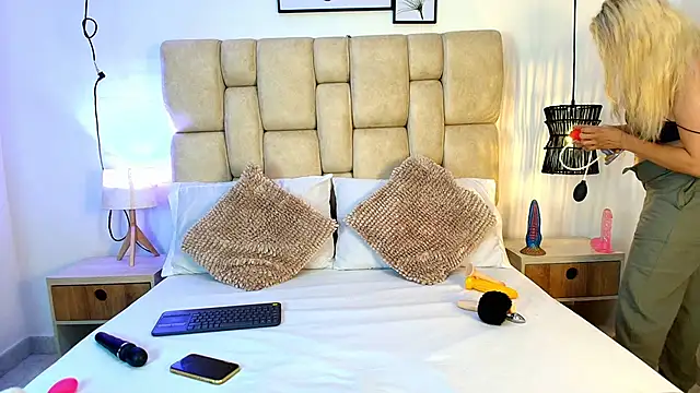 Snapshot of AdharaSmithh chatting on 11.18.25 AdharaSmithh online show from 11.18.25