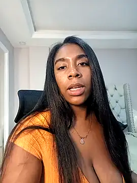 Snapshot of KloheCurvy chatting on 12.18.24 KloheCurvy online show from 12.18.24