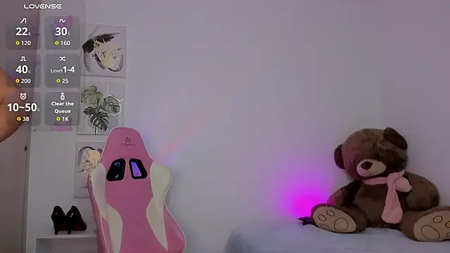 Snapshot of Mia_petite01 chatting on 11.22.25 Mia petite01 online show from 11.22.25