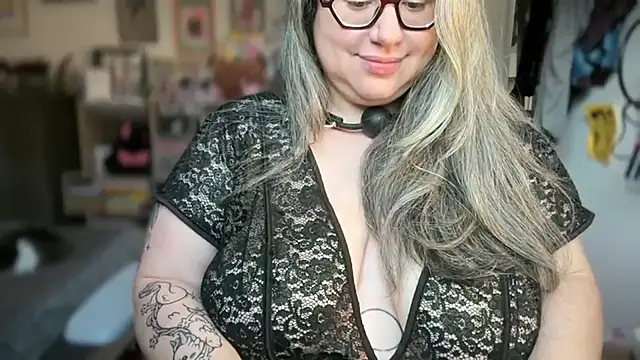 Snapshot of MimiParis chatting on 01.13.25 MimiParis online show from 01.13.25