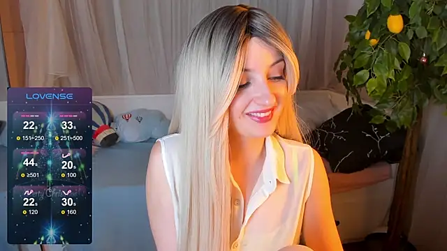 Snapshot of Katty_Lights chatting on 01.04.25 Katty Lights online show from 01.04.25