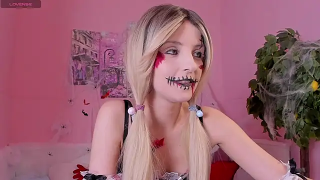 Snapshot of Katty_Lights chatting on 10.31.25 Katty Lights online show from 10.31.25