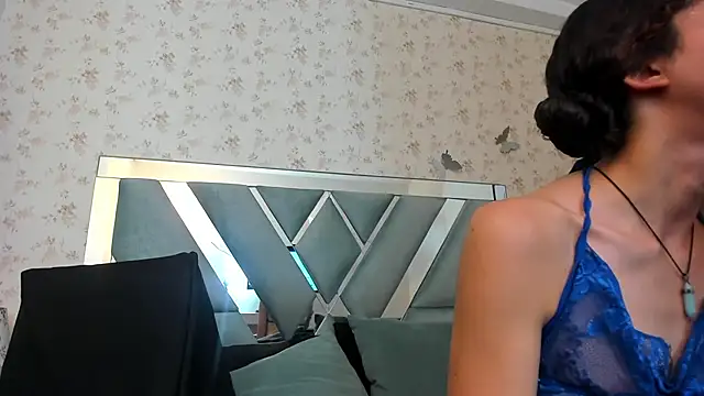 Snapshot of Queenjenn__ chatting on 12.11.24 Queenjenn online show from 12.11.24