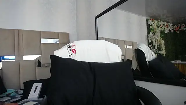 Snapshot of Queenjenn__ chatting on 12.17.24 Queenjenn online show from 12.17.24