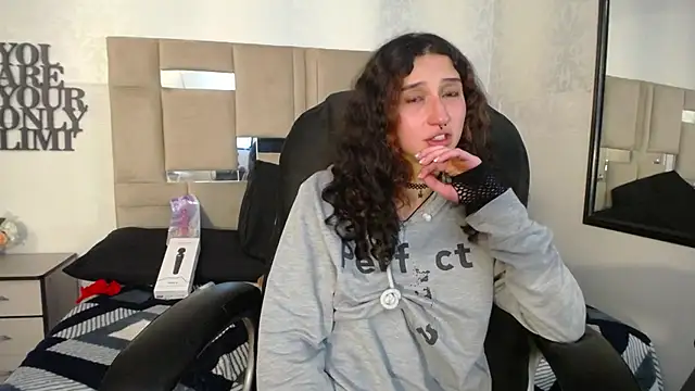 Snapshot of Queenjenn__ chatting on 12.26.24 Queenjenn online show from 12.26.24