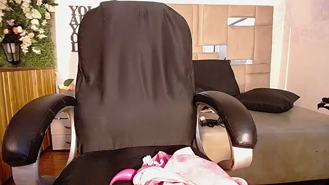 Snapshot of Queenjenn__ chatting on 12.31.24 Queenjenn online show from 12.31.24
