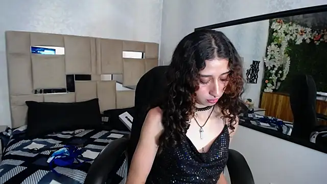 Snapshot of Queenjenn__ chatting on 01.14.25 Queenjenn online show from 01.14.25