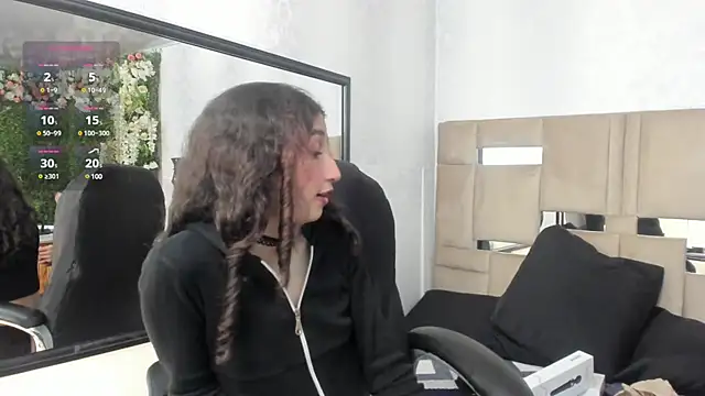 Snapshot of Queenjenn__ chatting on 02.01.25 Queenjenn online show from 02.01.25