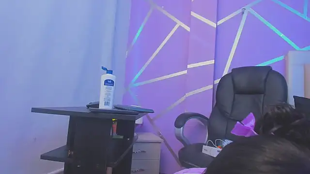 Snapshot of Queenjenn__ chatting on 02.25.25 Queenjenn online show from 02.25.25