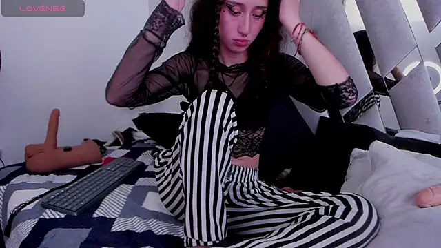 Snapshot of Queenjenn__ chatting on 03.12.25 Queenjenn online show from 03.12.25