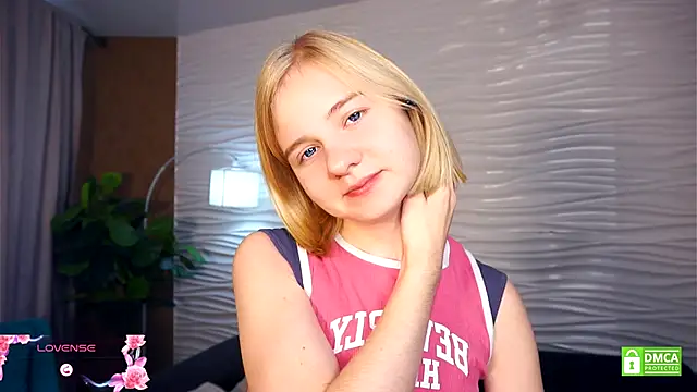 Snapshot of OdelinaFicken chatting on 10.30.25 OdelinaFicken online show from 10.30.25