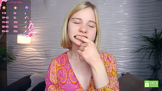 Snapshot of OdelinaFicken chatting on 11.22.25 OdelinaFicken online show from 11.22.25