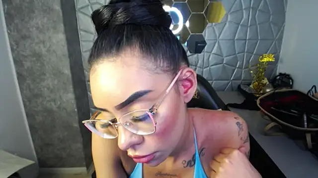 Tiffanny online show from 03.08.25