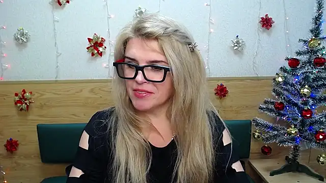 Snapshot of Julya_Barbi chatting on 12.20.24 Julya Barbi online show from 12.20.24