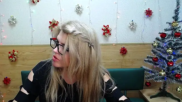Snapshot of Julya_Barbi chatting on 12.20.24 Julya Barbi online show from 12.20.24