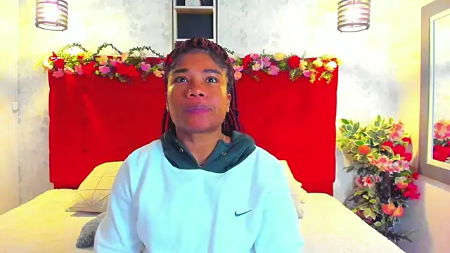 Snapshot of SilvannaFit chatting on 06.08.26 SilvannaFit online show from 06.08.26