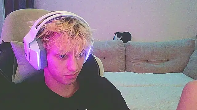 Snapshot of Ostin_meow chatting on 12.28.24 Ostin meow online show from 12.28.24