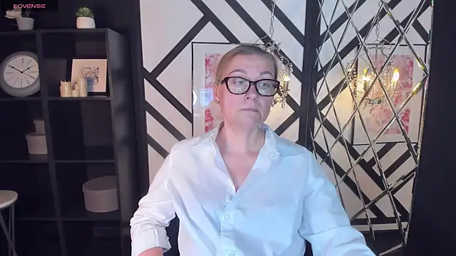 AlexandraKind online show from 02.11.25