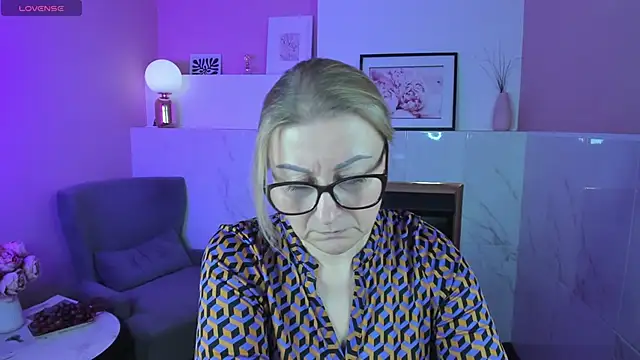 AlexandraKind online show from 02.25.25