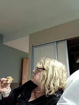 housewife shantie online show from 12.17.25