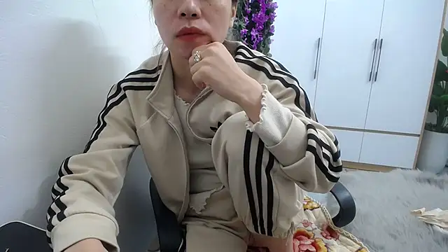 Snapshot of HotQueen chatting on 03.08.25 HotQueen online show from 03.08.25