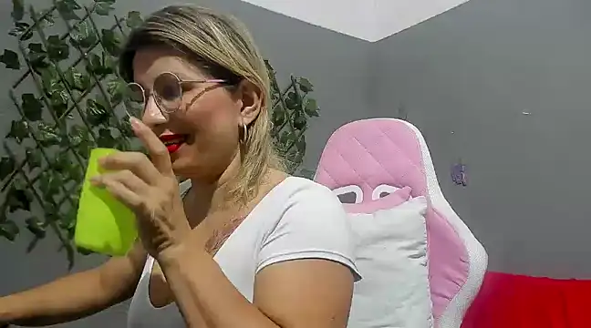 Snapshot of sexy_bigboooty chatting on 12.08.24 sexy bigboooty online show from 12.08.24